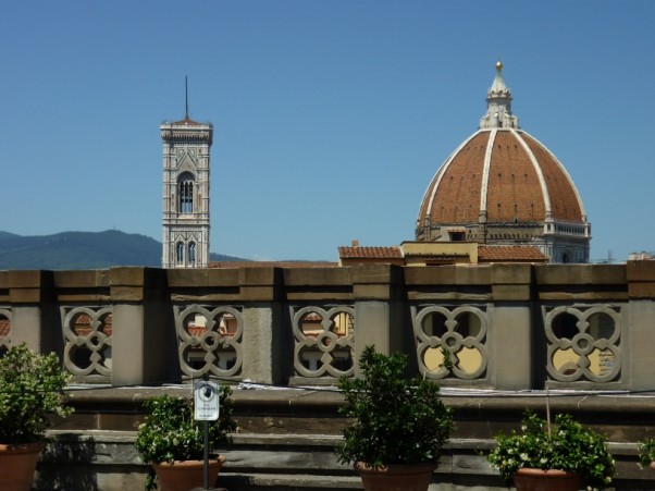 Widok z kawiarni w Galerii Uffizi na Duomo oraz wieżę dzwonniczą projektu Giotta.     