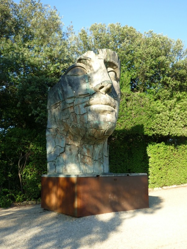 Rzeźba Igora Mitoraja w ogrodach Medyceuszy.       
