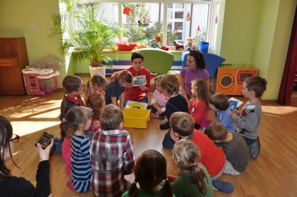 Dzieci z przedszkola Akademia Małego Człowieka w Warszawie uczą się, jak segregować śmieci, dowiadują się, czym są odpady niebezpieczne, jak z nimi postępować.       
