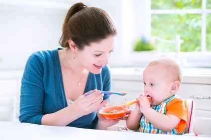 Od mleka mamy do rodzinnego grilla. Co wiesz o rozszerzaniu diety dziecka? 