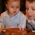 Na urodzinowym przyjęciu Izy nie mogło zabraknąć urodzinowego tortu oczywiście z dwoma świeczkami. Na dmuchanie miała ochotę nie tylka jubilatka, ale także zawsze chętny do pomocy brat. Razem odnieśli pełen sukces!