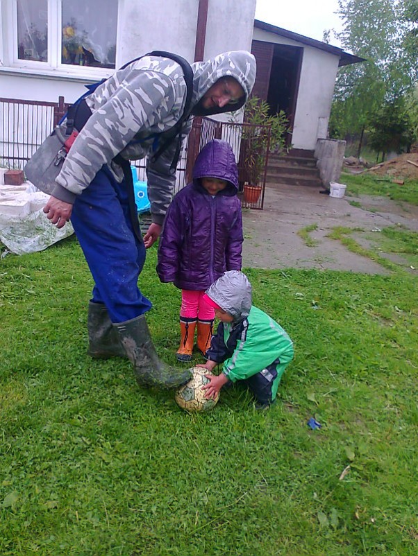 Zdjęcie zgłoszone na konkurs eBobas.pl dawaj tata pilke!!!