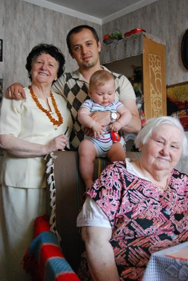 Zdjęcie zgłoszone na konkurs eBobas.pl Pięc pokoleń weszło do kącika,\na piąte pokolenie &#45; babcia Ala, fotografię pstryka &#45;\npraprababci Weronice, prababci Henryce, tatusiowi Patrykowi i pięknemu bobasowi Filipowi.\n\nKiedyś Filip powie: Bardzo sobie cenię,\nże kochanych babc...mam całe zatrzęsienie.