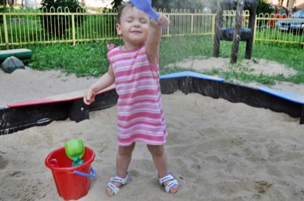W piaskownicy zabaw jest bez liku Piaskowy deszczyk, bo brudne dziecko to szczęśliwe dziecko.