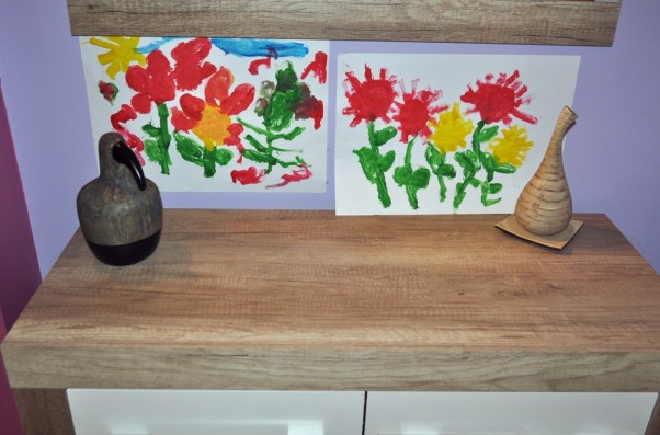 Orianka 4,5 roku Piękne kwiatki malowane farbami przez moją czteroletnią królewnę, ozdabiają ścianę i &#39;ogrzewają&#39; nam nastroje gdy za oknem szaro :&#41;