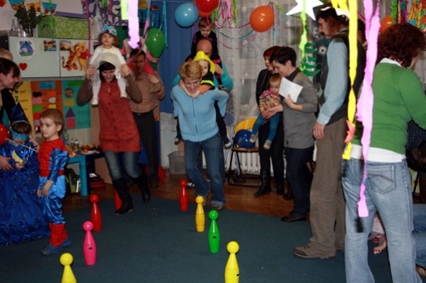 wspólna zabawa zbliża zabawy dla dzieci i rodziców to obowiązkowy element każdego spotkania w przedszkolu Gabrysi