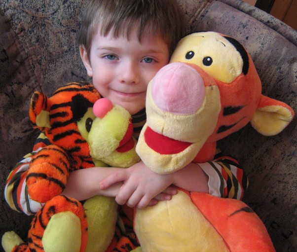 Kamil i jego 2 tygryski:&#41; Mój synek i jego 2 ukochane tygryski .Rozbrykani przyjaciele do zabawy i do spania:&#41;