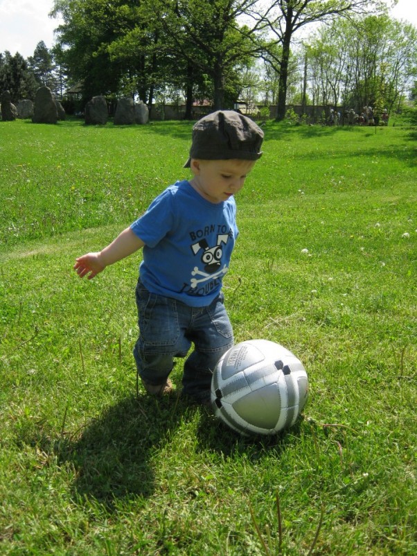 Mały piłkarz :&#41; Chociaż jestem jeszcze mały,\npiłkarz ze mnie doskonały.\nCzy boisko, łąka, pole,\nstrzelam najpiękniejsze gole :&#41;