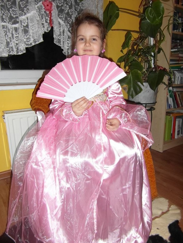 Zdjęcie zgłoszone na konkurs eBobas.pl Marzenka, nasza mała da&#40;u&#41;ma! Jest naszą księżniczką. To był jej pierwszy bal w szkole.