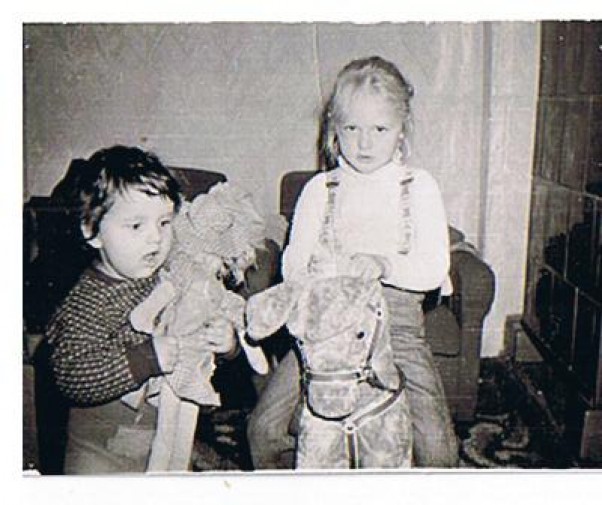 Zdjęcie zgłoszone na konkurs eBobas.pl Konik na biegunach, szmaciana lalka, tym się kiedyś bawiliśmy.... Bardzo miło wspominam swoje beztroskie dzieciństwo. Na zdjęciu mniejsza to ja, blondyneczka kuzynka Iwonka &lt;3 