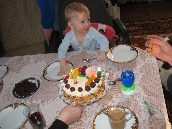 Zdjęcie zgłoszone na konkurs eBobas.pl pierwsze urodziny mojego synka i pierwszy tort ktory mu bardzo smakowal