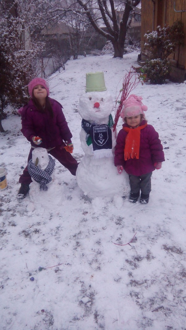 Zdjęcie zgłoszone na konkurs eBobas.pl Co prawda śniegu za dużo nie było ale bałwany stoją :&#45;&#41; A radość dzieci bezcenna &lt;3