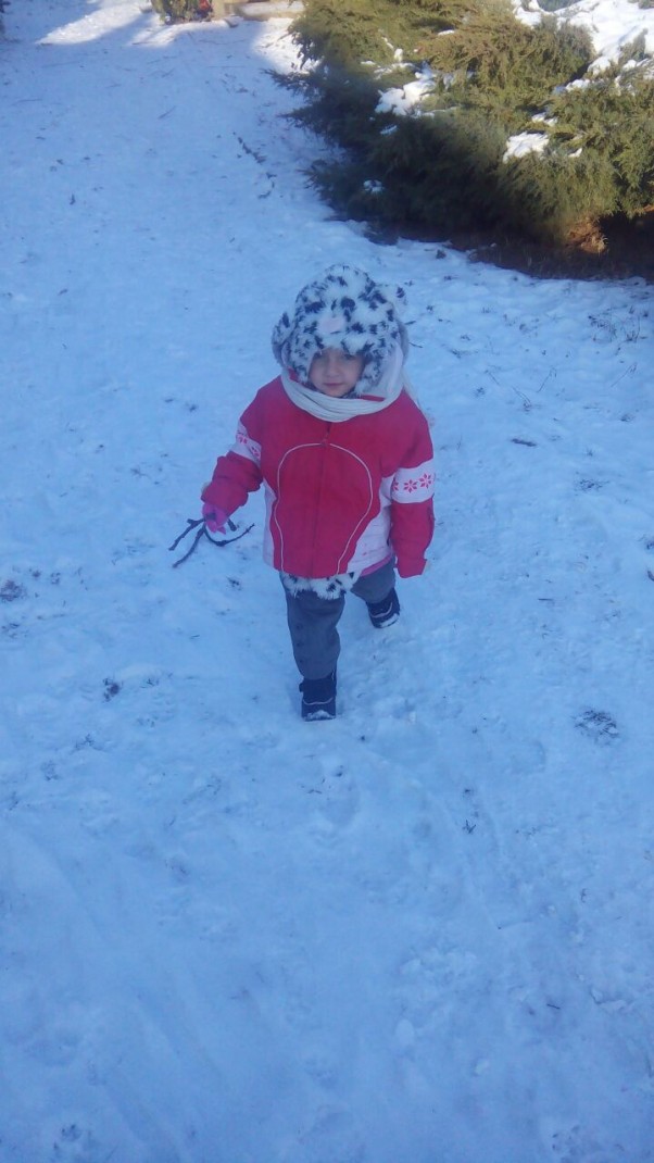 Zdjęcie zgłoszone na konkurs eBobas.pl Nasz pierwszy spacerek po śniegu :&#45;&#41;