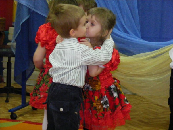 Zdjęcie zgłoszone na konkurs eBobas.pl Podczas przedszkolnego przedstawienia takie czułości mojej córci i przedszkolnego przyjaciela Jasia:&#41;