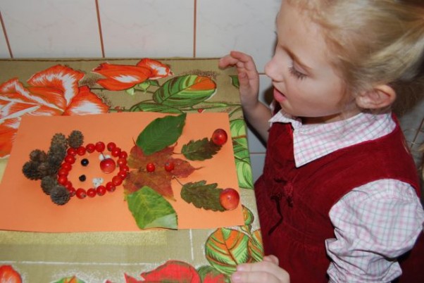 Jesienny ludzik Jarzębina, szyszki, listki na karteczkę naklejamy i jesiennego przyjaciela zaraz mamy.