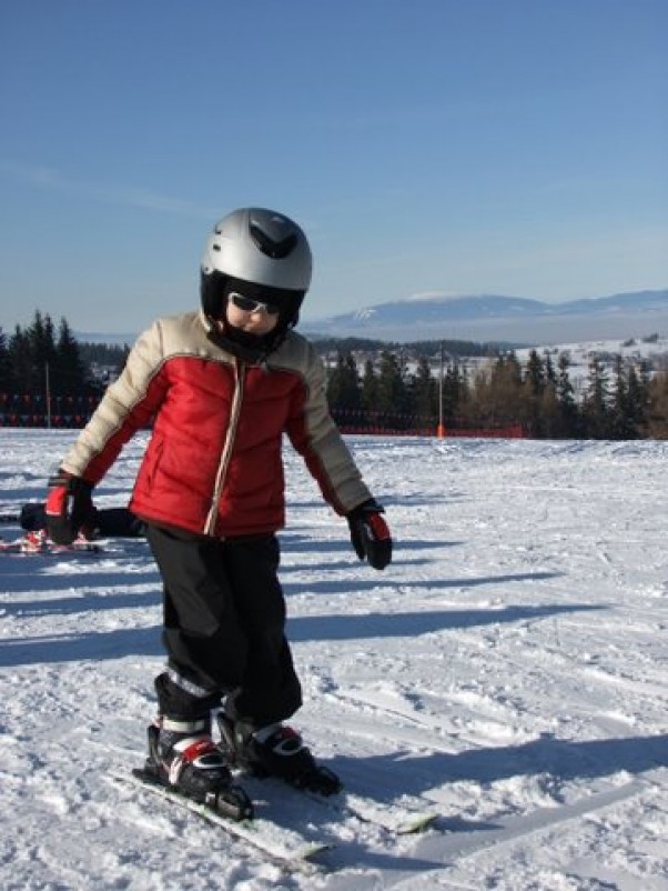 Na stoku Pierwsze kroki na nartach nie są łatwe, zwłaszcza jak ma się 6 lat, ale liczy się determinacja...