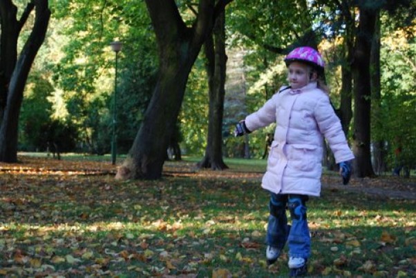Na rolkach wśród liści Jesienią też można jeździć na rolkach.