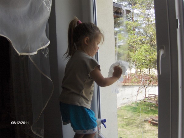 Zdjęcie zgłoszone na konkurs eBobas.pl pomagam mamusi myć okna, to jest super zabawa i zajęcie:&#41;&#41;