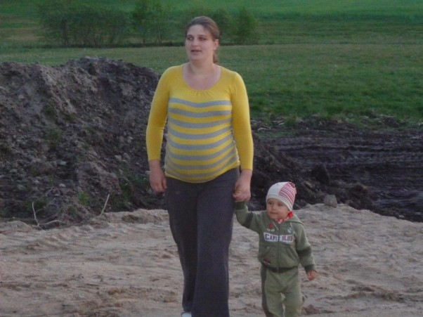 Zdjęcie zgłoszone na konkurs eBobas.pl Dziecko jest chodzącym cudem, jedynym, wyjątkowym i niezastąpionym.\nMoja druga ciąża&#45;w brzuszku mały Adaś:&#41;\ndzień przed porodem...spacerek