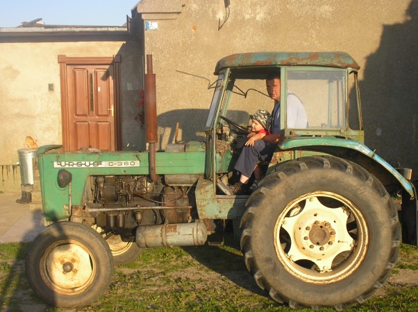 Zdjęcie zgłoszone na konkurs eBobas.pl Jadę  traktorkiem z moim jedynym kochanym dzidziusiem:&#41; kocham zabawę z Dzidkiem,a najbardziej jazdę traktorkiem:&#41;