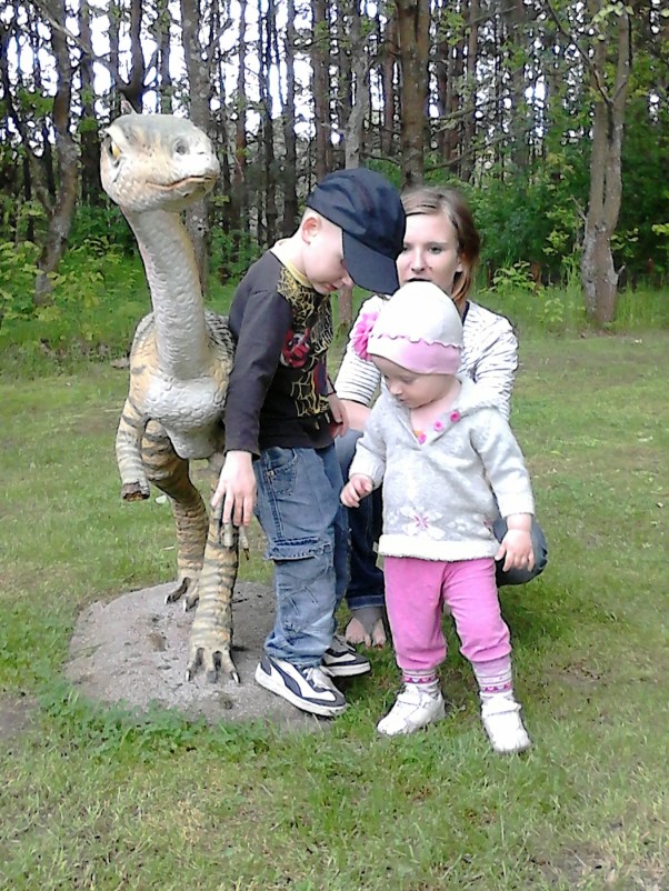 Zdjęcie zgłoszone na konkurs eBobas.pl park jurajski w Jurowcach :P córka Julia i syn Gabriel  &lt;3 no i ja :&#41;