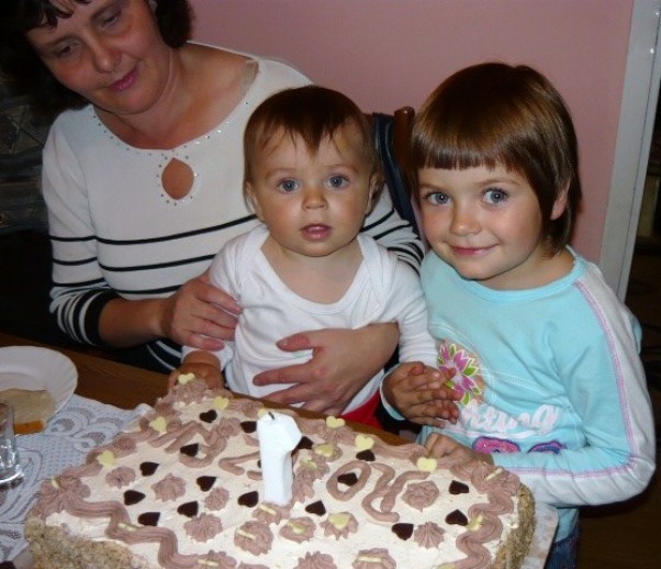 1 roczek Adasia To impreza Adasia ,jego 1 roczek.Adam bardzo lubi ciasta i z chęcią by ten tort zjadł.Z boku jego starsza siostra Agnieszka,pomaga mu zdmuchnąć świeczkę. 