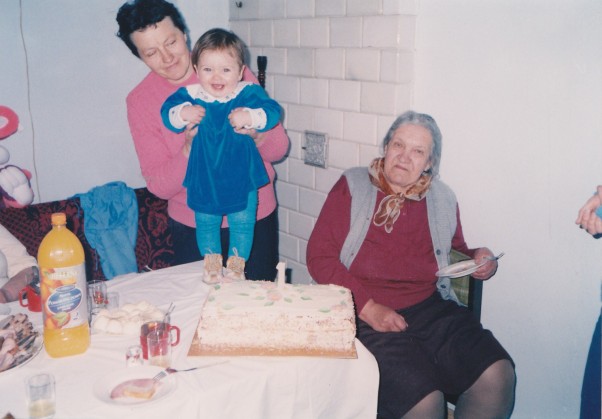 Roczek Agnieszki u babci To Agnieszki roczek u babci Stasi ,która ją trzyma.A z boku siedzi prababcia Aleksandra.