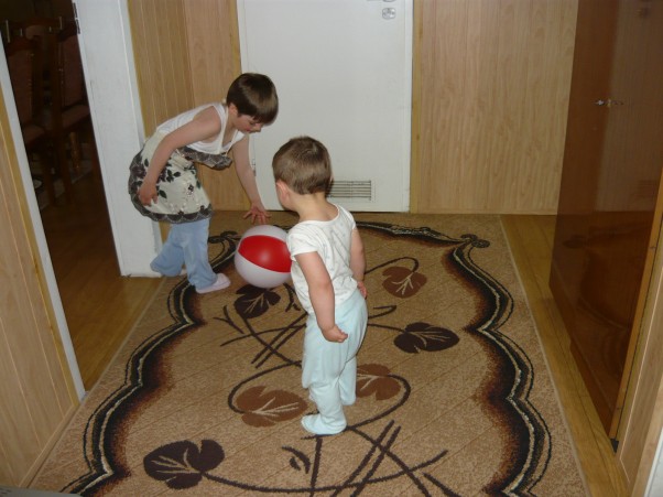 Zdjęcie zgłoszone na konkurs eBobas.pl Świetnie się bawimy w domu,grając w piłkę.Ale taką tylko w domu mamy,mama nie chce nam innej kupić ,a to pech.