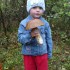 Jesienią dzieci się nudzą,Agnieszka pojechała z tata do lasu na spacer ,i znalazła w  chaszczach grzyba,jaka była radość.