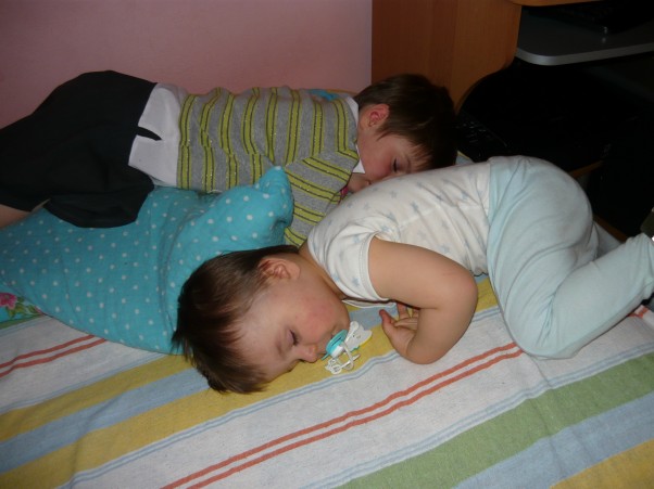 Smaczny sen rodzeństwa. Jednego popołudnia wchodzac do pokoju,ujrzałam niesamowity widok dwójka moich dzieci smacznie sobie śpi na moim łóżku.Każde z nich w inną stronę.