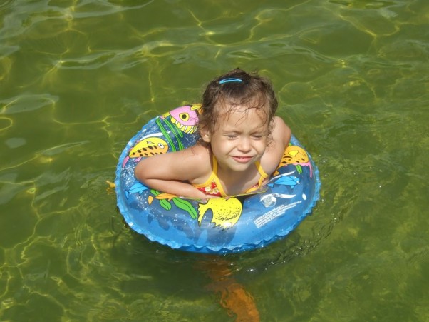 Laura jak rybka w wodzie:&#41;&#41;&#41; Nauka pływania to dla Niej sama przyjemność...
