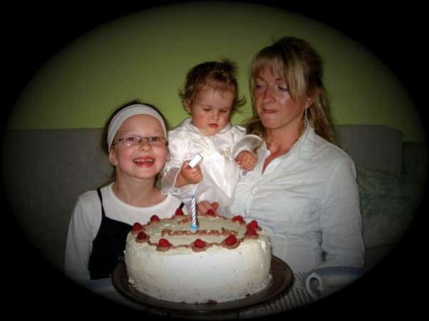 Kamilcia Kamilcia zapala świeczkę na pierwsze urodzinki!!!