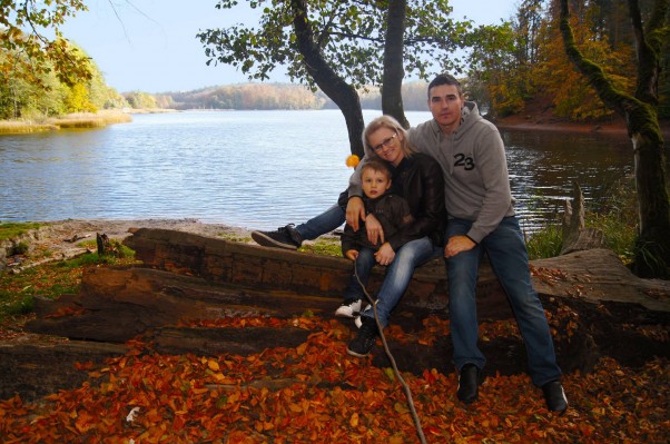 Rodzinnie jesienią :&#41; Las,spadające liście to wszystko co kochamy .Uwielbiamy rodzinne spacery.
