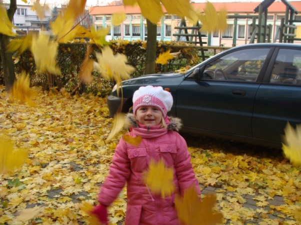 Zdjęcie zgłoszone na konkurs eBobas.pl ...Przyszła jesień kolorowa,\nżółta, rdzawa i brązowa...\n\nJesienią najlepsze są zabawy kolorowymi listkami :&#41; 