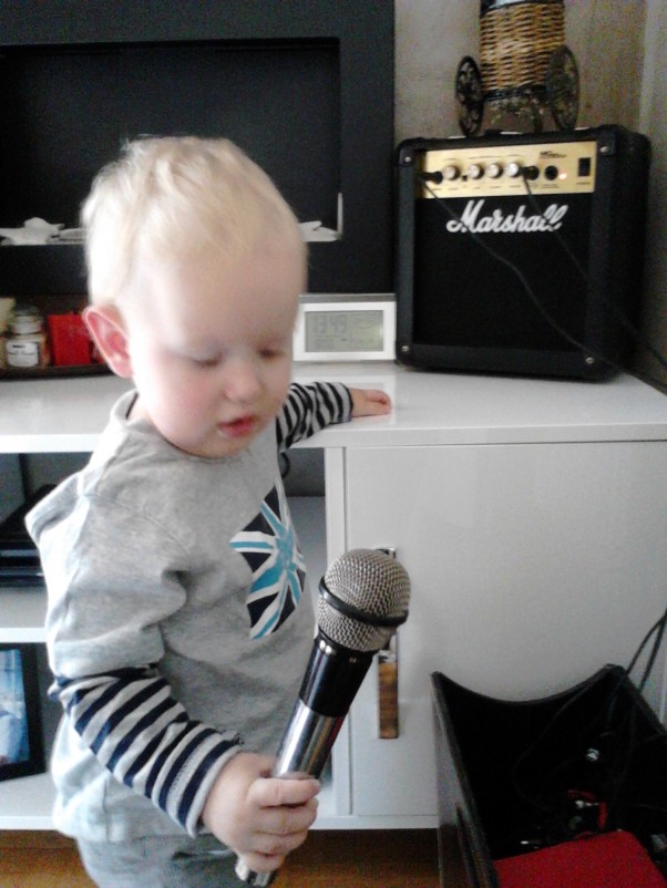 Zdjęcie zgłoszone na konkurs eBobas.pl Maly piosenkarz :&#45;&#41; kiedy tylko gra w radio muzyka ,łapie za mikrofon i śpiewa w swoim języku ;&#41;&#41;