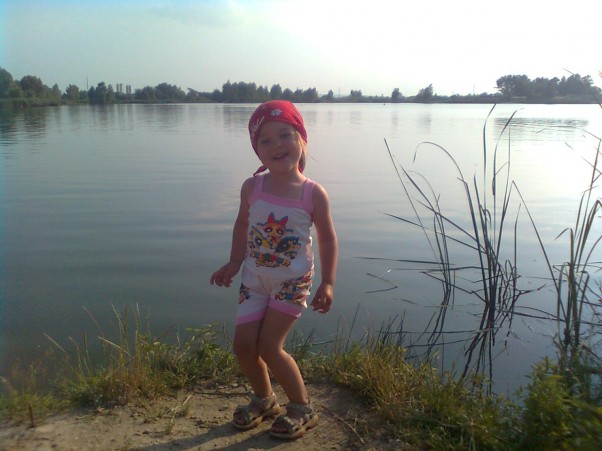 Zdjęcie zgłoszone na konkurs eBobas.pl olenka juz cieszy sie na kapiel w jeziorku:&#41;