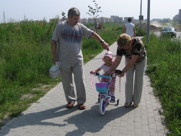 Z babcią i dziadkiem nawet pierwsza jazda rowerkiem nie jest straszna 