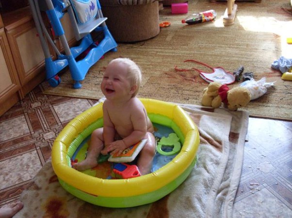 Zdjęcie zgłoszone na konkurs eBobas.pl Nawet w domu mamusia mi nalała wode do basenika :&#45;&#41;
