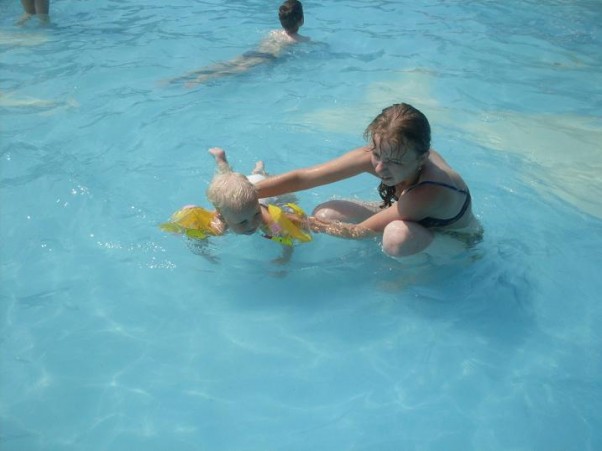 Zdjęcie zgłoszone na konkurs eBobas.pl Mamusia uczy mnie pływać :&#45;&#41;