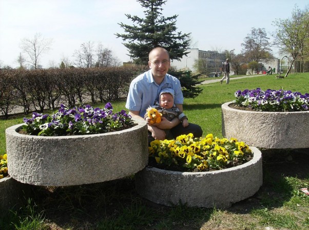 Zdjęcie zgłoszone na konkurs eBobas.pl z tatusiem i mamusią na spacerku \nnareszcie dziś słoneczko i wszędzie jest już zielono i kolorowo\n