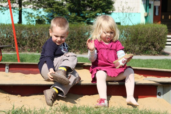 Zdjęcie zgłoszone na konkurs eBobas.pl Wysypywanie piasku z bucików to świetna zabawa,\ndla nas czyste buciki to podstawa!!