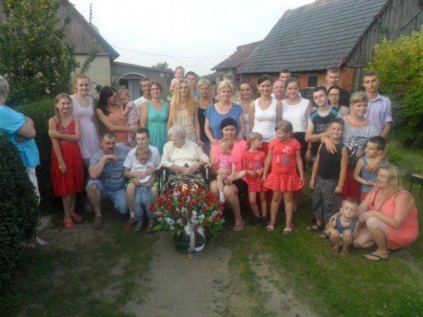 Zdjęcie zgłoszone na konkurs eBobas.pl 80 lecie mojej babci.Na zdjęciu babcia z wnukami
