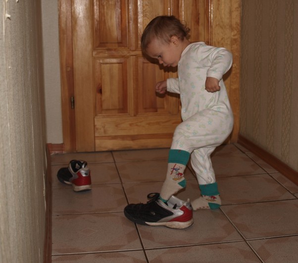 Zdjęcie zgłoszone na konkurs eBobas.pl Tomcio upodobał sobie buty starszego brata:&#45;&#41;