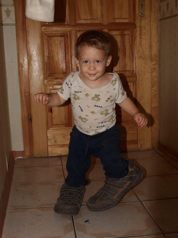 Zdjęcie zgłoszone na konkurs eBobas.pl Mój synek w bucikach tatusia:&#45;&#41;