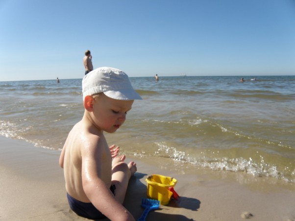 Zdjęcie zgłoszone na konkurs eBobas.pl Siedzę dziś na piasku, wśród innych golasków.  