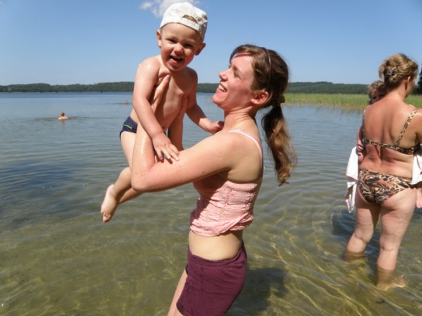Zdjęcie zgłoszone na konkurs eBobas.pl super zabawa z mamą nad jeziorkiem:&#41;