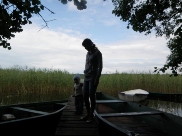 Zdjęcie zgłoszone na konkurs eBobas.pl Dawidek z mamą nad jeziorkiem przy łódkach:&#41;