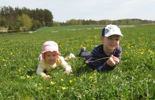 Zdjęcie zgłoszone na konkurs eBobas.pl   \nmaluchy  na łące , kwiatki pachnące ,gdzieś w doli słychać śpiew ptaszków, my ciągle wędrujemy  po parkach ,lasach, łąkach. Lubimy na spacery wychodzić.\n \n