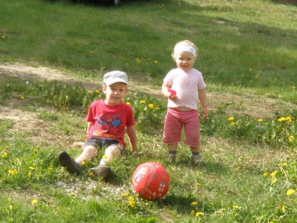 Zdjęcie zgłoszone na konkurs eBobas.pl zabawa z piłką i mały odpoczynek :&#41;\n Dawid i Agata:&#41;