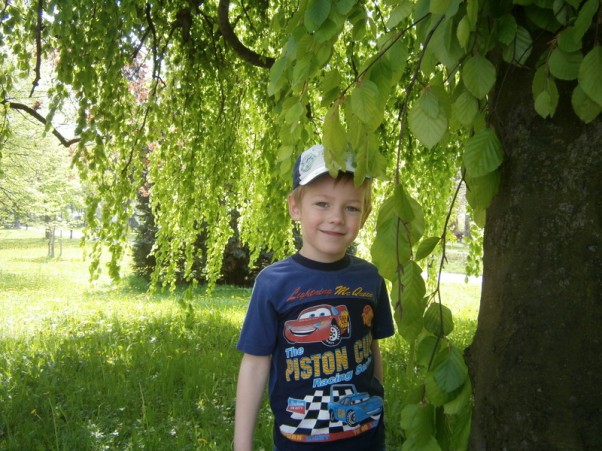 Zdjęcie zgłoszone na konkurs eBobas.pl Dawidek wśród zieleni:&#41;  wakacyjny  spacerek po parku.  